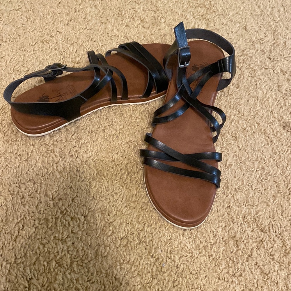 Jellypop Black Strappy Sandles Size 8.